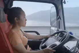 她1米58，却天天和9米6的卡车打交道图片