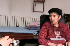 “猜拳哄父亲睡觉”感动全网，如今父亲去世儿子致歉！网友：你做得很好了图片