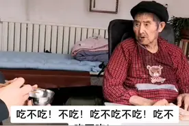 “猜拳哄父亲睡觉”感动全网，如今父亲去世儿子致歉！网友：你做得很好了图片