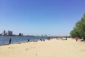 南阳白河沙滩真漂亮，大人小孩开心玩沙，大姐的作品很新颖图片