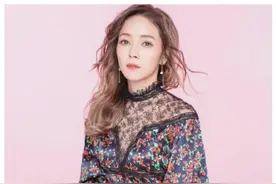 周杰伦前女友侯佩岑的时尚穿搭，曾经也是知性开朗的美女主播图片