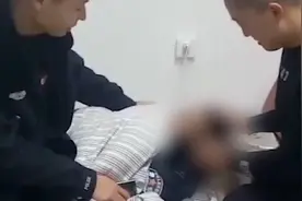 聋哑男童寒夜裸身在国道行走，民警脱衣为其取暖视频封面