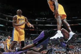 NBA“非人类”瞬间：纳什平躺后仰，科比面对五人包夹强行出手图片