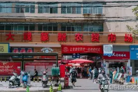 昆明这家只有4平方的辣子鸡小摊，藏在菜市场里，每天卖500斤图片