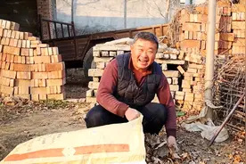 农村父子装树叶，老爸夸自己是帅哥，儿子问有女孩追吗？太逗了！