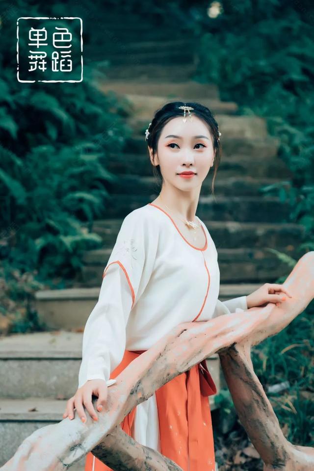 抖音点赞过百万的古风歌曲《芳华慢》，一舞心醉