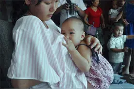 为什么婴儿生下来就认得自己的妈妈？妈妈抱不哭，别人抱就哭？图片