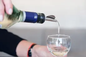 网传“长期喝白酒延年益寿，还能抗癌”，是真的吗？给你科学答案图片