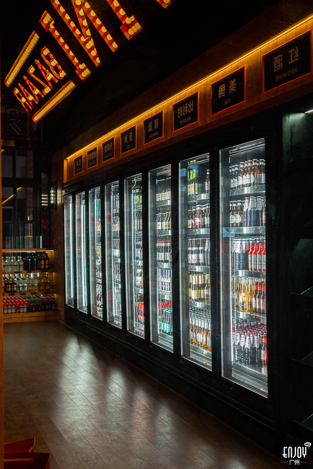 风情酒吧·vini bazaar集市酒吧·全店复古绿,瞬间进入港剧同款冰室!