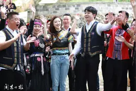 “心连心”慰问演出走进宁德，景甜、俞灏明在霞浦半月里体验了一回畲族文化图片