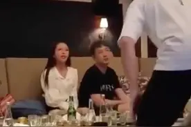王思聪不理风波现身歌厅，单手抽雪茄派头足，还和美女紧挨着坐图片