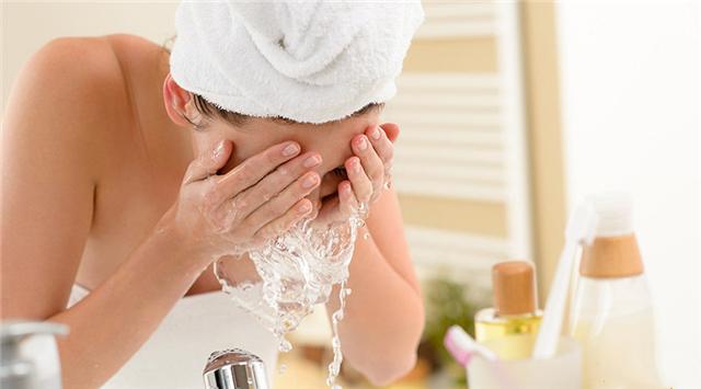 瞎洗脸，毁了多少女人的好皮肤！这种正确的洗脸方式你需要知道