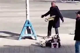 看到歪果仁在街头唱这首中文歌，儿时的记忆瞬间被唤醒图片