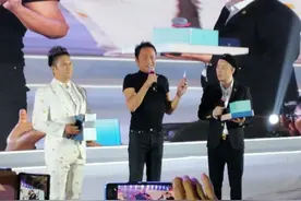 59岁马景涛参加商演，身材壮硕似小伙，现场人声鼎沸超有人气图片