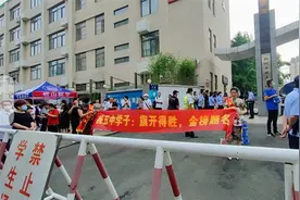 考生姑姑从驻马店赶到郑州，穿旗袍拉条幅陪考，“考完就走，我的学生们还在等我上课”图片