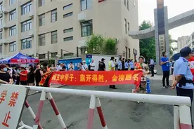 考生姑姑从驻马店赶到郑州，穿旗袍拉条幅陪考，“考完就走，我的学生们还在等我上课”图片