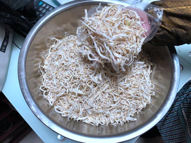 每年入冬，我家的腌芥菜总被“抢”，一次腌10斤，顿顿吃不烦