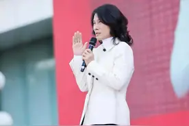 老年人穿搭就学董明珠，67岁只穿基础款，适合普通人借鉴图片