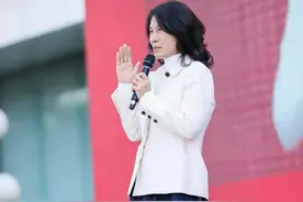 老年人穿搭就学董明珠，67岁只穿基础款，适合普通人借鉴图片