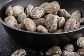 洗花蛤，泡盐水就外行了，海边渔民支3招，花蛤自动吐沙拦不住图片