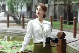 张蕾户外拍照好会穿，绸面衬衫搭配阔腿裤，显瘦不说，还特别洋气图片