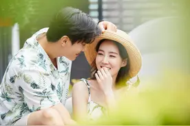 1971年，十四岁的奶奶在田里邂逅了十六岁的爷爷，奶奶羞红了脸图片