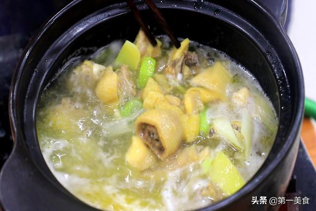 炖鸡汤时，先焯水还是直接炖？教你正确方法，鸡汤鲜嫩好喝没腥味