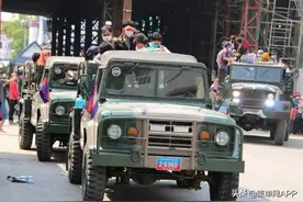 柬埔寨宪兵出动军车，运送滞留在泰劳工回国图片