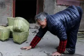 偏远山区出现“爬行村”，与世隔绝不会正常走路，出门全靠爬图片