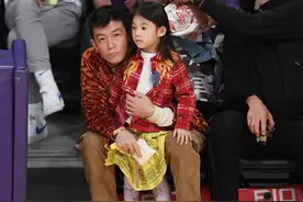 陈冠希看NBA成女儿奴！穿中国结外套给女儿拍照，老婆当甩手掌柜图片