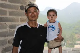 吴康：33岁身高72厘米，手掌没别人拇指大，曾被母亲狠心抛弃图片