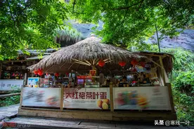 福建一小卖部一年租金300万，用来卖茶叶蛋，5块钱一个游客抢着买图片