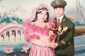 “爸，旁边这位叔叔是谁？”爸妈年轻时合照像兄弟，孩子竟不认识图片