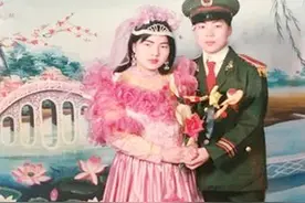 “爸，旁边这位叔叔是谁？”爸妈年轻时合照像兄弟，孩子竟不认识图片