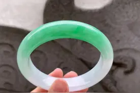 “打工人”也能拥有的翡翠—白底青翡翠图片