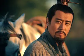 张飞为逃命丢下刘备妻儿，刘备冷冷叹息一声，至今已成黑帮名句图片