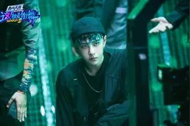 王一博蓝绿脏辫搭配银灰色发坠，帅呆了简直图片