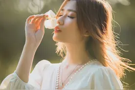 手机人像摄影摆姿技巧，用10组案例告诉你，姿势该咋摆和不能咋摆图片