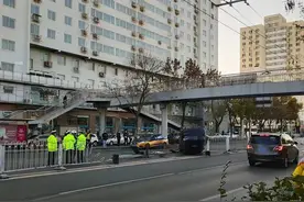 四轮朝天！北京早高峰，女子驾驶本田CRV当街翻车，交警：没有酒驾图片