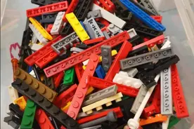 以给孩子买做借口，买来自己想玩的玩具，你会这样吗？图片