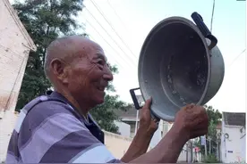 河北老汉纯手工给锅补窟窿，一口气干了44年，而今儿女不学他手艺图片