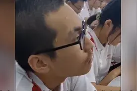 高三生听课犯困将清凉油抹太阳穴上，认真而又坚定的眼神让人点赞图片