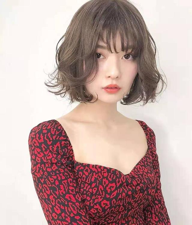 谁都知道,小脸的妹子做什么发型都好看,而脸大脸圆的妹子却没有这样的