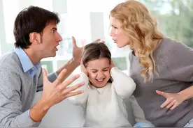 丈夫称出差半月，突然提前7天回家，妻子拼命掩饰，还是露出破绽图片