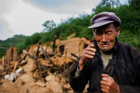河南7旬大爷偷偷攒下10万养老钱，现被媳妇知道硬抢走，看他咋办图片