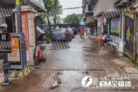 突发！一声巨响，福州五四路一辆小车撞烂小区大门，多车遭殃图片