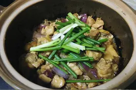 曾上过《舌尖上的中国2》的啫啫鸡煲，不用去饭店吃，在家也能做图片