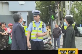 上饶广丰交警“换位式”执法 ，闯红灯不想罚款就穿“黄马甲”图片