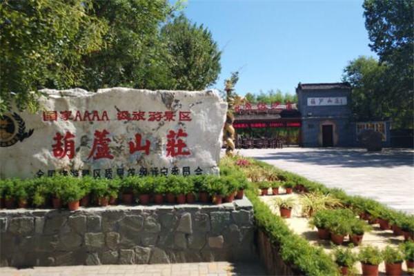 葫芦岛十大著名旅游景点，兴城古城兴建于明朝初年间，它在目前也属于是我国保存得最完整明朝古城之一