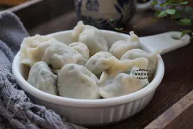 入秋后，我家常用海蛎子肉包饺子，皮薄大馅，个顶个的鲜图片